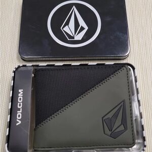 MENS VOLCOM GREEN/BLACK  BIFOLD WALLET WITH TIN GIFT BOX